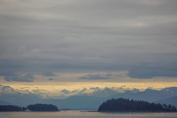 Alaska Usa Montagnes Enneigées Sous Ciel Nuageux Bateau Croisière Naviguant — Photo