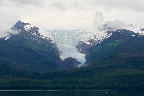 Endicott Arm Alaska Usa Liten Glaciär Molnig Himmel Endicott Armen — Stockfoto