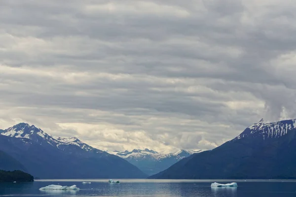 Endicott Arm Alaska Śnieżne Góry Pod Dramatycznym Zachmurzonym Niebem Fiordzie — Zdjęcie stockowe