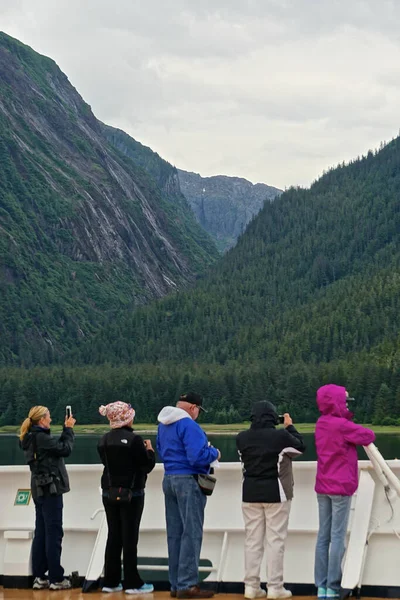 Endicott Arm Alaska Usa Toeristen Een Cruiseschip Bekijken Het Spectaculaire — Stockfoto
