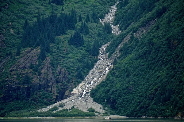 Endicott Arm Alaska Una Cascata Scende Una Montagna Innevata Attraverso — Foto Stock