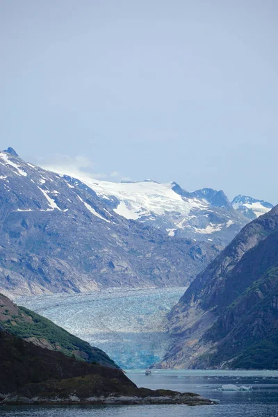 美国阿拉斯加州的恩迪科特阿姆 道伊斯冰川从白雪覆盖的高山上流下 流经太平洋西北部峡湾尽头的一个山谷 — 图库照片