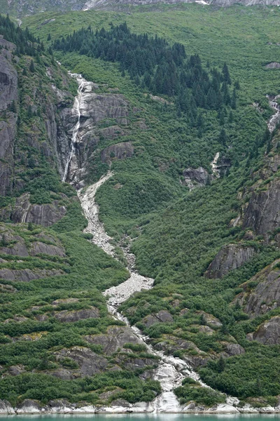 Endicott Arm Alaska Uma Cachoeira Flui Para Águas Glaciais Verdes — Fotografia de Stock