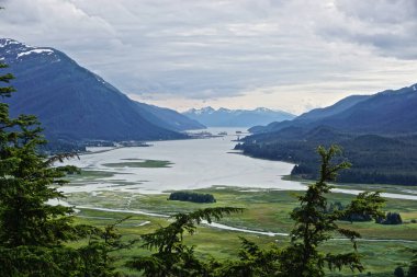 Juneau, Alaska: Gezi gemileri Gastineau Kanalı 'ndaki Juneau limanına yanaştı. Douglas Adası sağ tarafta..