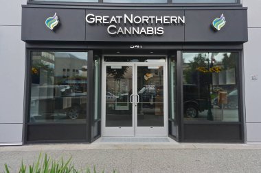 Anchorage, Alaska, ABD: Anchorage, Alaska 'da kenevir dükkanı. Eğlence amaçlı marihuana eyalette 2015 yılında yasallaştırıldı.