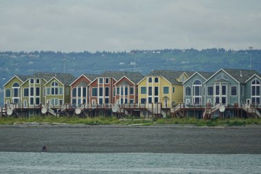 Homer, Alaska: Kachemak Körfezi 'ndeki Homer Spit' in ucunda bir dizi renkli ev bulunuyor.