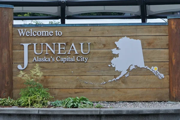 Juneau, Alaska: Alaska eyaletinin metal tabelalı tabelası eyalet başkentine gelen ziyaretçileri karşılıyor.