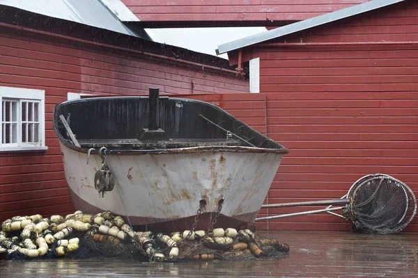 阿拉斯加胡纳 一艘生锈的渔船和各种渔网在阿拉斯加胡纳的Icy海峡口岸游客中心展出 — 图库照片