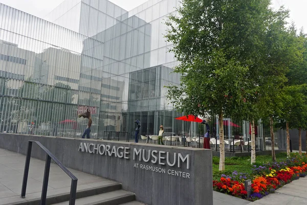 Anchorage, Alaska Anchorage Müzesi 'nin girişindeki heykel bahçesi..