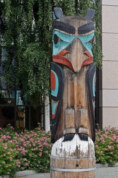 Anchorage Alaska Usa Eagle Giant Clam Totem Created Nesbett Courthouse — Stock Photo, Image