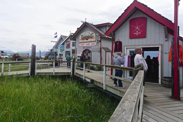 Homer Alaska Toeristen Wandelen Houten Promenade Rij Kleurrijke Winkels Bezoeken — Stockfoto