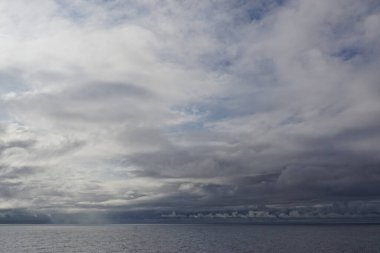 Güneş, Alaska Körfezi üzerindeki fırtına bulutlarını delip geçiyor..