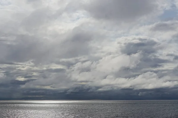 Güneş, Alaska Körfezi üzerindeki fırtına bulutlarını delip geçiyor..