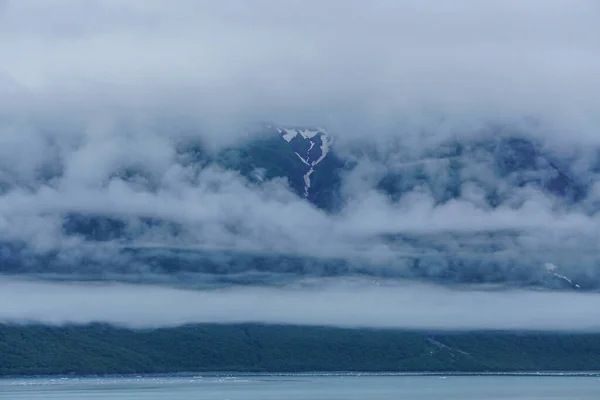 Yakutat Bay Alaska Usa Clouds Descending Mountainside Edge Yakutat Bay — Stock Photo, Image