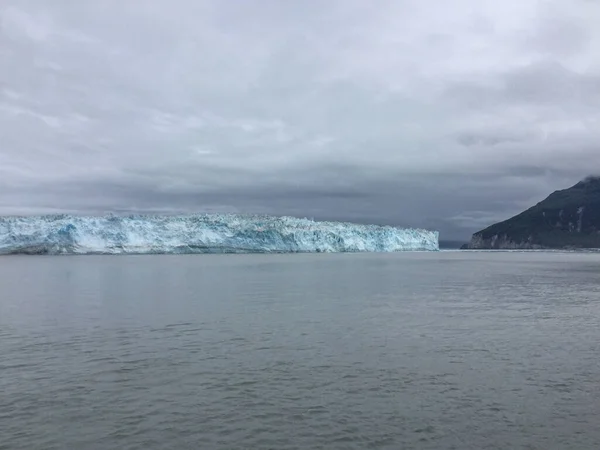 Disenchantment Bay Alaska Usa Chmury Opadają Lodowiec Hubbard — Zdjęcie stockowe