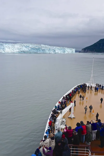 美国阿拉斯加州幻境湾 游轮船头上的乘客可以欣赏到哈伯德冰川的壮丽景色 — 图库照片