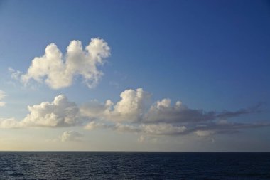 Ufukta görünen yoğun beyaz bulutlar Kuzey Pasifik Okyanusu 'nda bir yerlerde Sitka, Alaska ve Victoria, British Columbia, Kanada arasında bir yerde..
