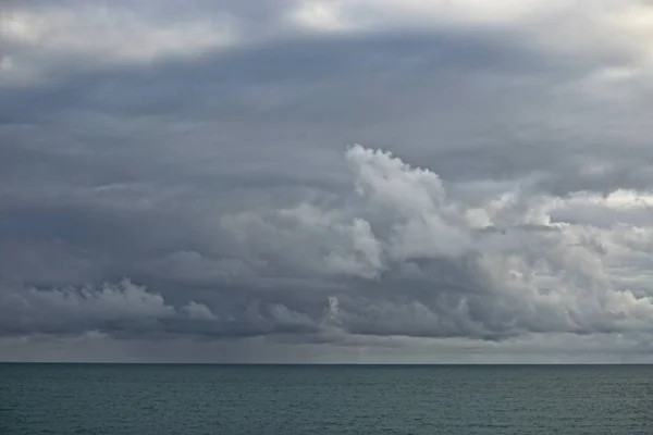 Nubes Tormenta Reúnen Sobre Las Profundas Aguas Azules Del Golfo — Foto de Stock