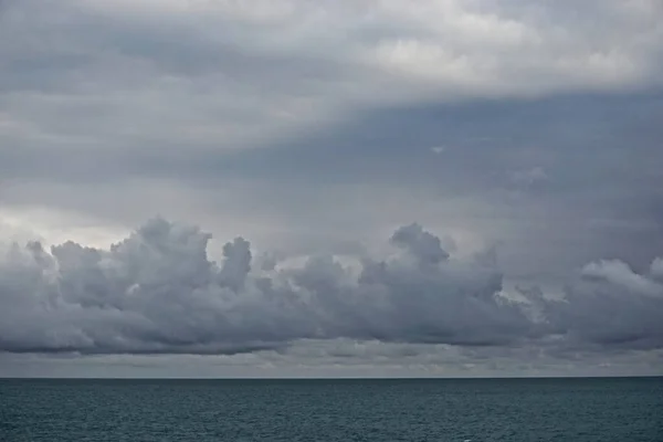 Σύννεφα Καταιγίδας Μαζεύονται Πάνω Από Καταγάλανα Νερά Του Κόλπου Της — Φωτογραφία Αρχείου