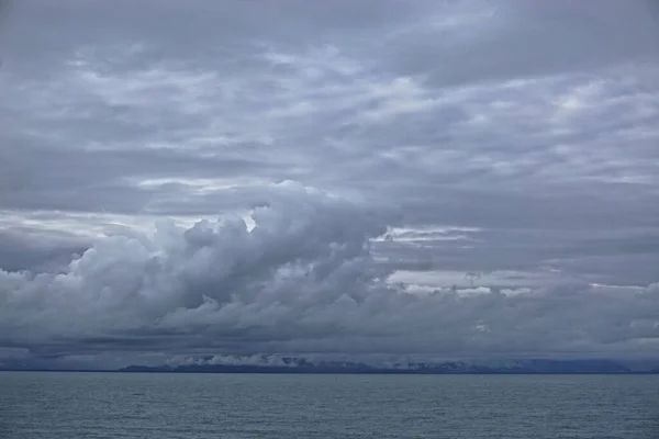 Σύννεφα Καταιγίδας Συγκεντρώνονται Πάνω Από Καταγάλανα Νερά Του Κόλπου Της — Φωτογραφία Αρχείου