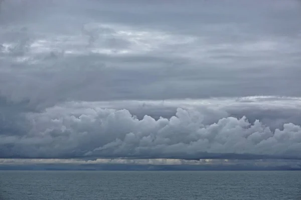 Fırtına Bulutları Alaska Körfezi Nin Derin Mavi Sularında Toplanıyor Uzakta — Stok fotoğraf