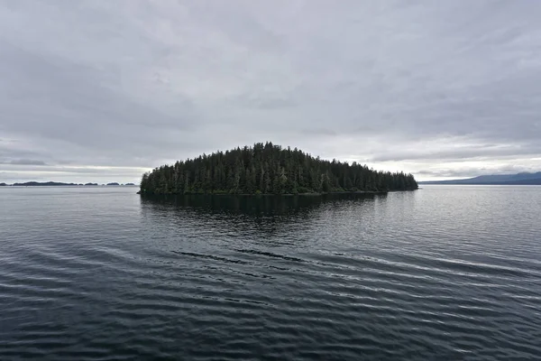 Sitka Alaska Eua Amanhecer Horizonte Nuvens Espessas Céu Acima Uma — Fotografia de Stock