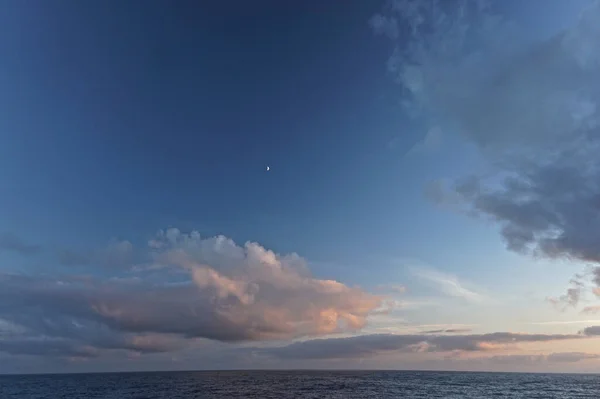 Nuages Blancs Épais Horizon Alors Que Soleil Couche Sur Océan — Photo