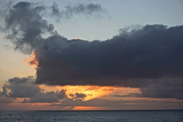 Nubes Blancas Gruesas Sobre Horizonte Mientras Sol Pone Océano Pacífico — Foto de Stock