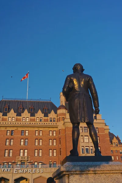 Victoria Kolumbia Brytyjska Kanada Statua Kapitana Jamesa Cooka Stoi Przed — Zdjęcie stockowe