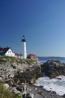 Cape Elizabeth, Maine, ABD: Portland Head Light, 1791, Portland Limanı 'nın birincil nakliye kanalı girişindeki bir kara parçası, Maine' deki en eski deniz feneridir..