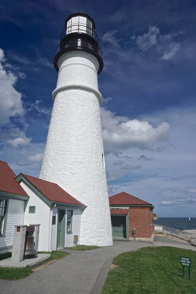 Cape Elizabeth, Maine, ABD: Portland Head Light, 1791, Portland Limanı 'nın ana nakliye kanalı girişindeki bir kara parçası. Maine 'deki en eski deniz feneri..