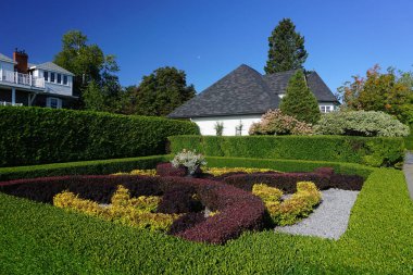 St. Andrews, New Brunswick, Kanada: Güneşli bir günde Kingsbrae Botanik Bahçelerinde süslü çalılar ve çiçekler.