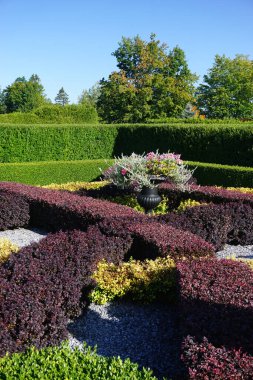 St. Andrews, New Brunswick, Kanada: Güneşli bir günde Kingsbrae Botanik Bahçelerinde süslü çalılar ve çiçekler.