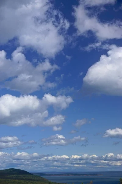 加拿大新不伦瑞克的富迪国家公园 涨潮时 富迪湾上空明亮的蓝天和蓬松的白云 — 图库照片
