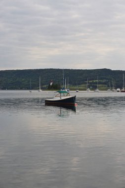Baddeck, Nova Scotia, Kanada: Arka planda Kidston Adası Deniz Feneri (1912) ve Cape Breton Adası 'ndaki Bras dOr Gölü' nde demirli küçük tekneler.