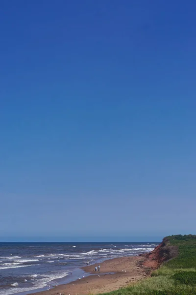 Prince Edward Island Kanada Lidé Procházející Červené Písečné Pláži Pod — Stock fotografie