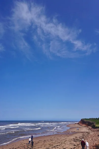 Остров Принца Эдуарда Канада Люди Прогуливаются Красному Песчанику Ясным Голубым — стоковое фото