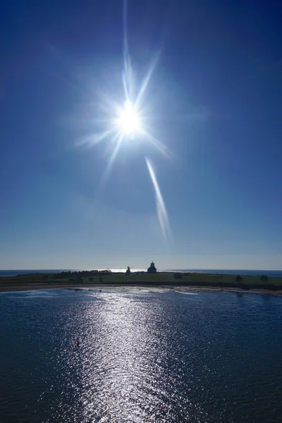 Een Stervormige Zonnevlam Boven Het Silhouet Van Vuurtoren Van Wood — Stockfoto