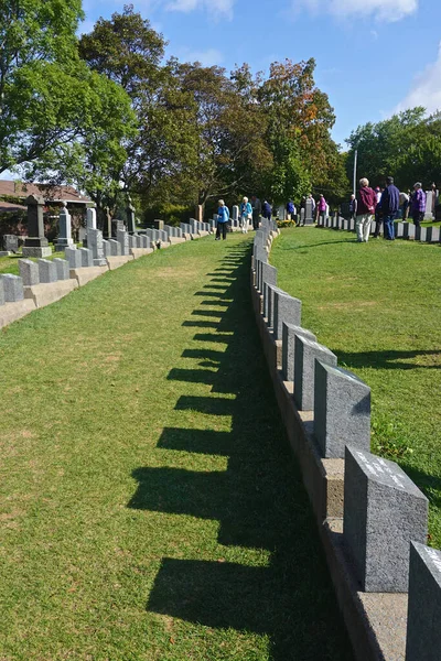 ハリファックス ノバスコシア カナダ 訪問者は フェアビューローン墓地で 1912年4月14日にRmsタイタニック号の沈没の150人の犠牲者の墓を見る — ストック写真