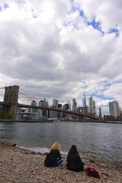 브루클린 해변에서 구름이 브루클린 맨해튼의 스카이라인을 바라보며 휴식을 취하고 — 스톡 사진
