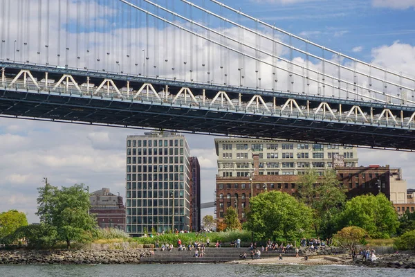 Бруклін Нью Йорк Люди Відпочивають Сходах Бруклінському Набережній Під Мангеттенським — стокове фото