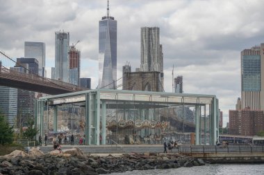 Brooklyn, New York: Janes Carousel, 1922, Brooklyn Köprüsü Parkı, Brooklyn Köprüsü ve Özgürlük Kulesi arka planda.