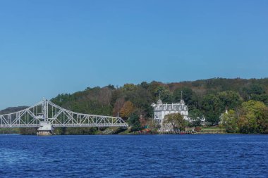 Doğu Haddam Köprüsü, Connecticut Nehri üzerinde, sağda Goodspeed Opera Binası var..