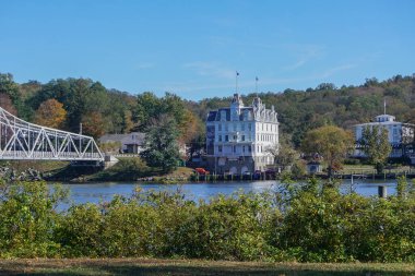 Doğu Haddam, Connecticut, ABD: Doğu Haddam Köprüsü ile Goodspeed Opera Binası, Connecticut Nehri üzerinde, solda.