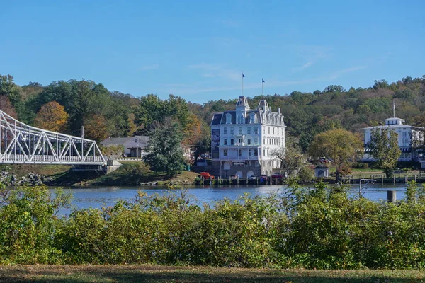 Doğu Haddam, Connecticut, ABD: Doğu Haddam Köprüsü ile Goodspeed Opera Binası, Connecticut Nehri üzerinde, solda.