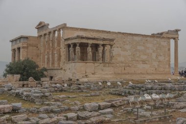 Atina, Yunanistan: Akropolis 'teki Erekteyon, M.Ö. 421 ile 405 yılları arasında İyonik tarzda inşa edildi. Caryatids 'in verandası güney tarafında..