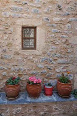 Monemvasia, Yunanistan: 583 yılında kurulan Monemvasia (583 yılında kurulan) ortaçağ kentindeki Venedik tarzı bir evin taş duvarının altında toprak saksılar).