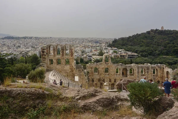 希腊雅典 游客们看到雅典雅典卫城的赫尔德 阿提克斯奥德姆 在尘土飞扬造成的朦胧的天空下 — 图库照片