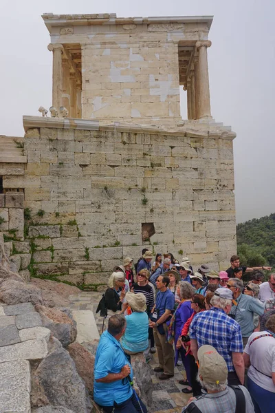 Athènes Grèce Touristes Guides Visitent Temple Athéna Nike Acropole Sous — Photo