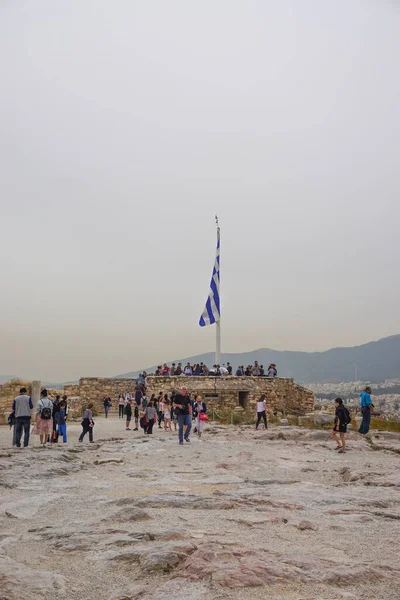 Atenas Grécia Turistas Reúnem Torno Bandeira Grega Acrópole Atenas Sob — Fotografia de Stock